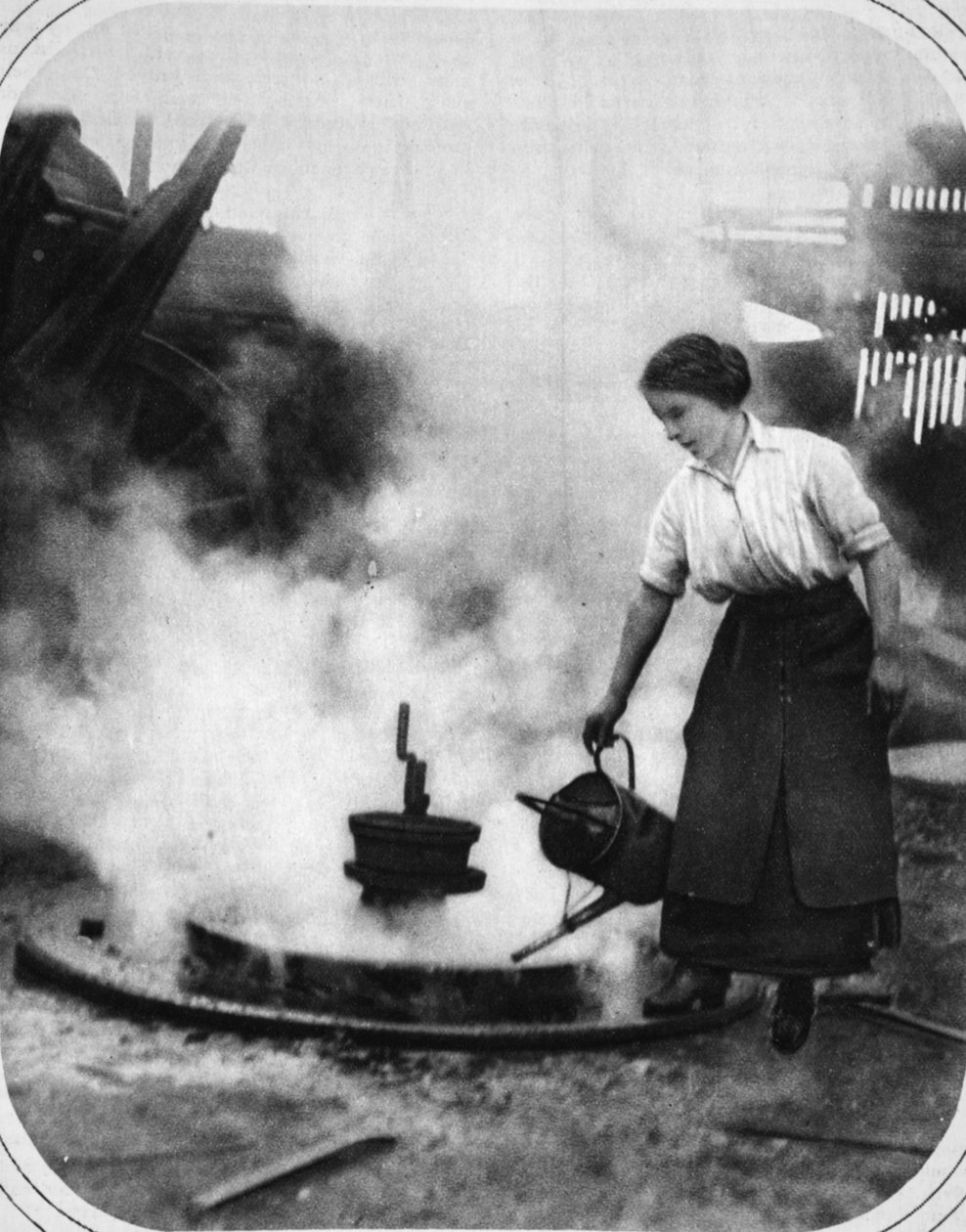 En klar hjælper i krigstid: Miss Edith Hawley afkøler et hjul, illustration fra The Illustrated War News, 6. september 1916 af English Photographer