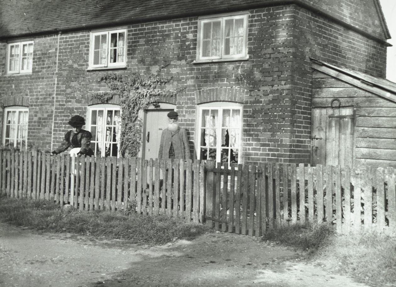 En landlig scene i Wandsworth-området med et ældre ægtepar i haven til en ejendom i hyttestil, London, 1895 af English Photographer