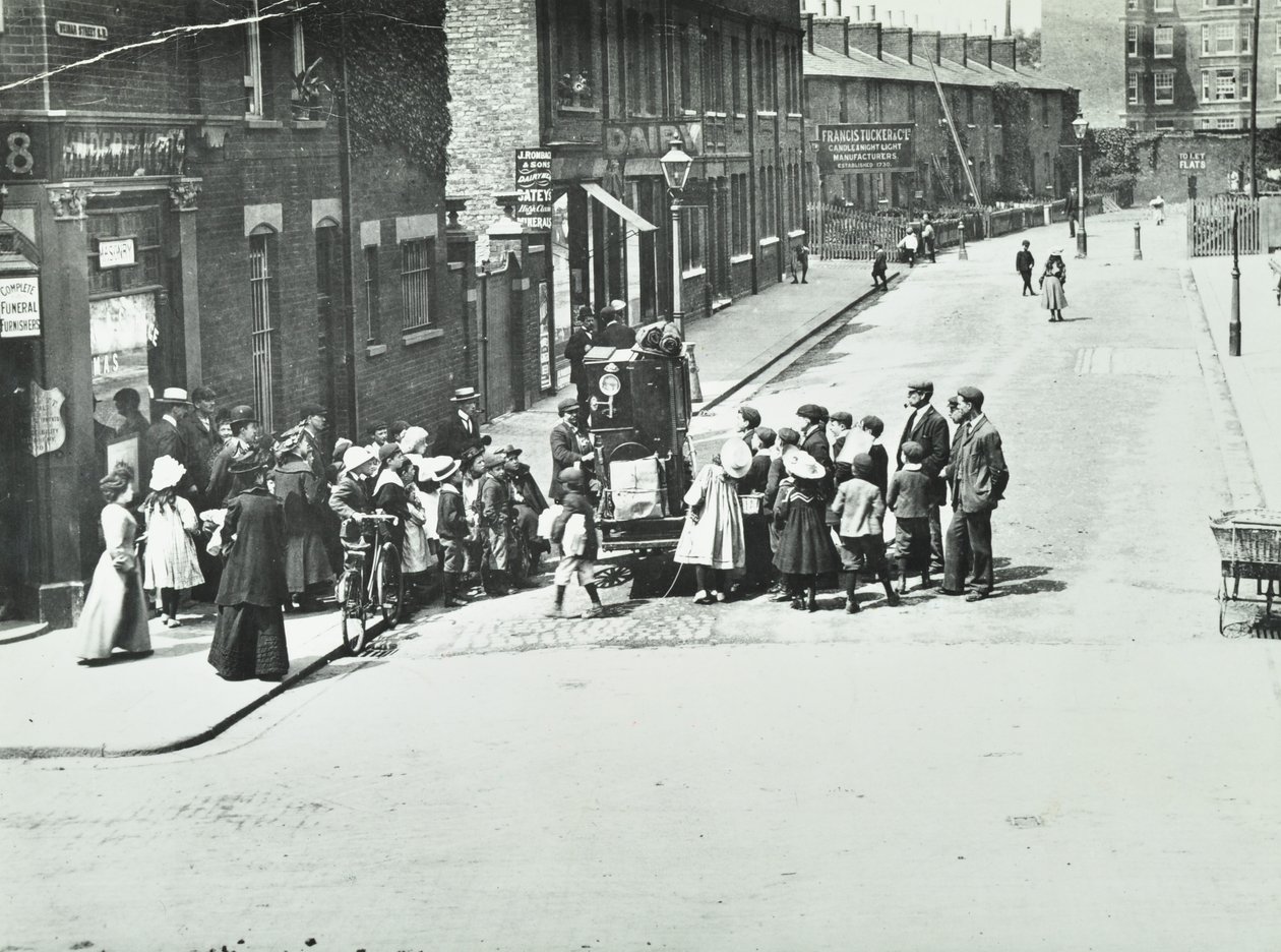 En gadeorganist i Putney, London, 1886 af English Photographer