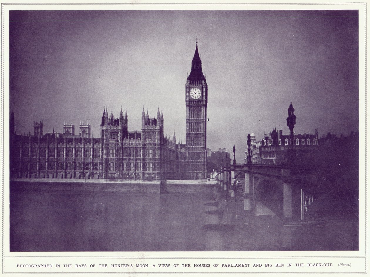 En udsigt over Houses of Parliament og Big Ben i jægernes månes stråler, under black-out, fra The Illustrated War News, offentliggjort 8. november 1939 af English Photographer