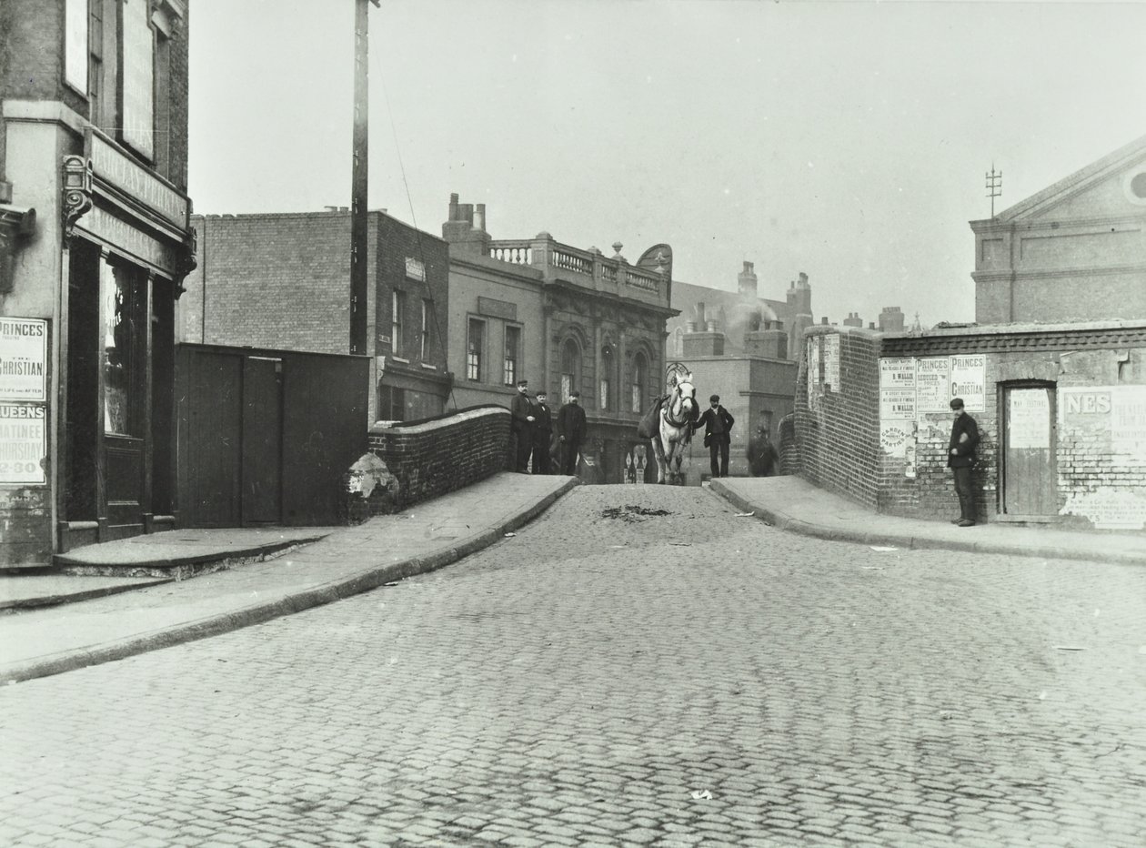 En hvid hest rejser ned ad Rhodeswell Road mod Old Victory Bridge, 1895 af English Photographer