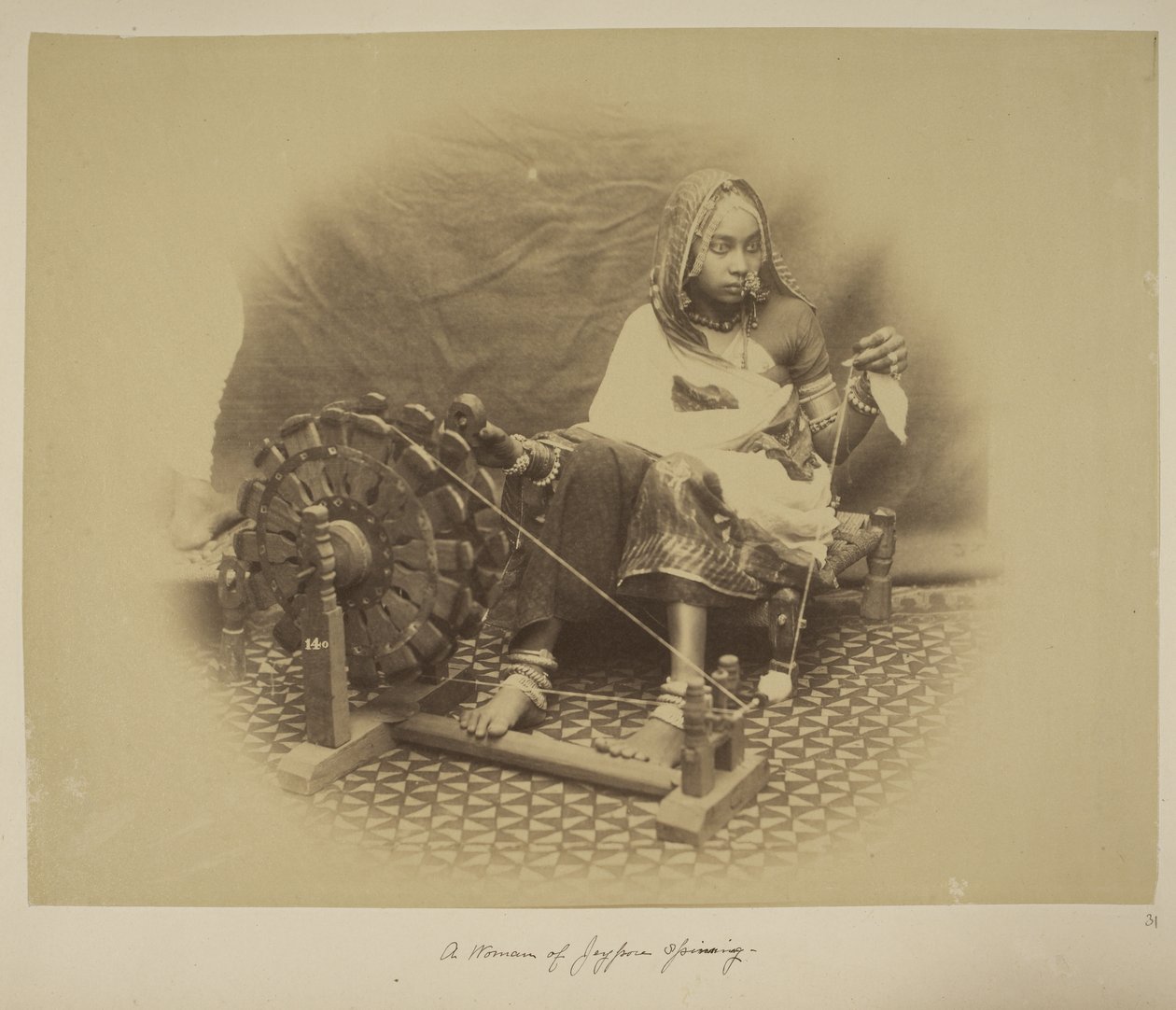 En kvinde fra Jeypore spinning, ca. 1890 (s/h-foto) af English Photographer