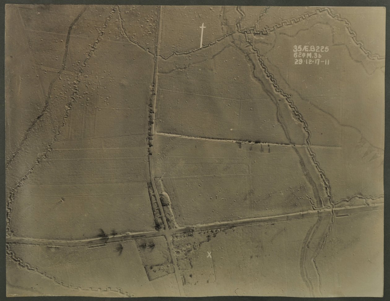 Luftfoto med skyttegrave fra WWI, 1917 af English Photographer