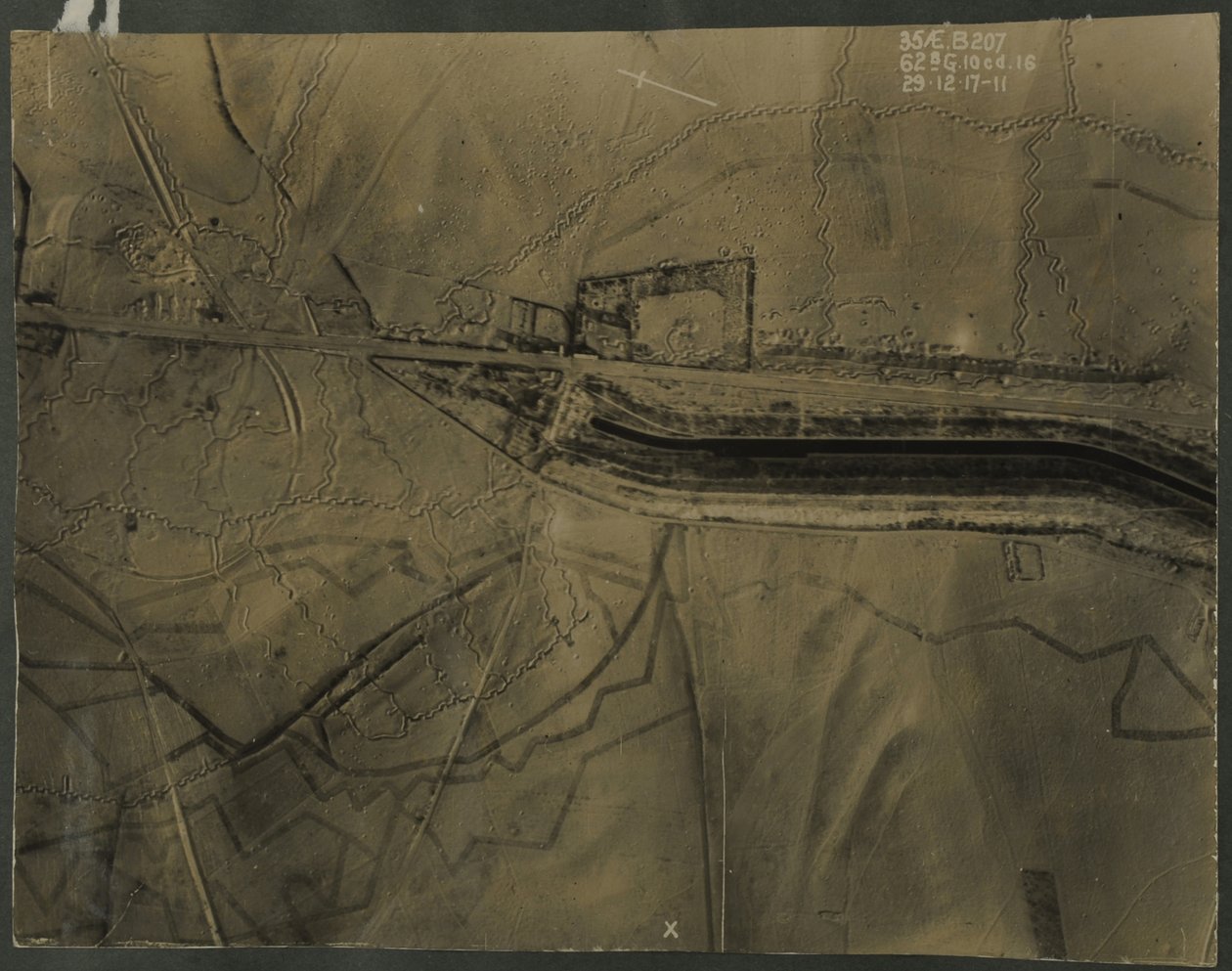 Luftfoto med skyttegrave fra WWI, 1917 af English Photographer