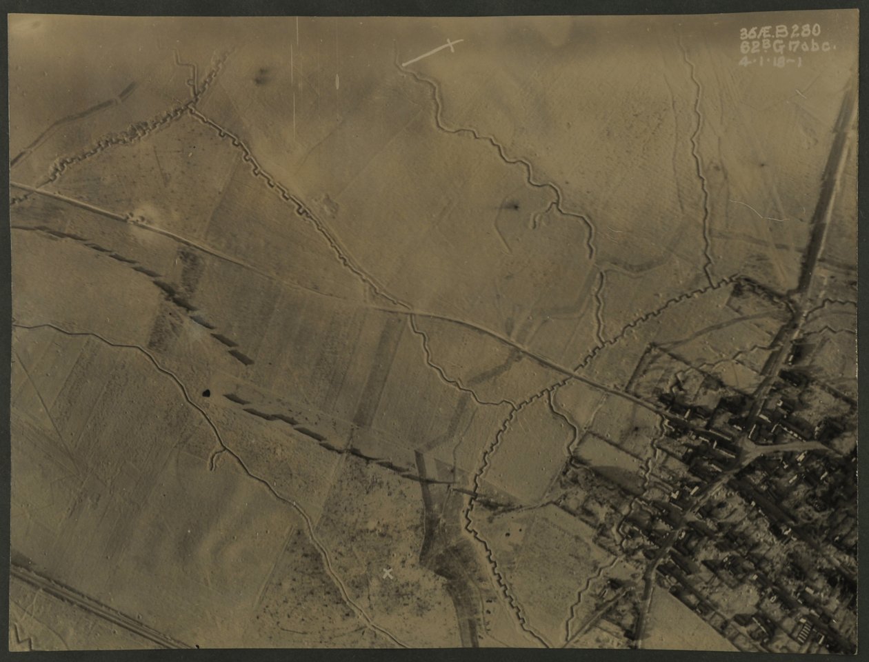 Luftfoto med skyttegrave fra WWI, 1918 af English Photographer