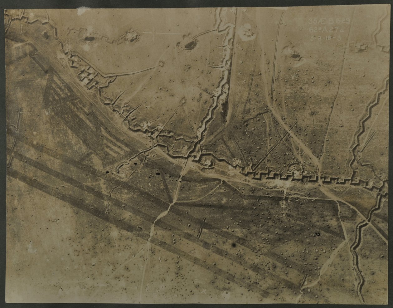 Luftfoto med skyttegrave fra WWI, 1918 af English Photographer
