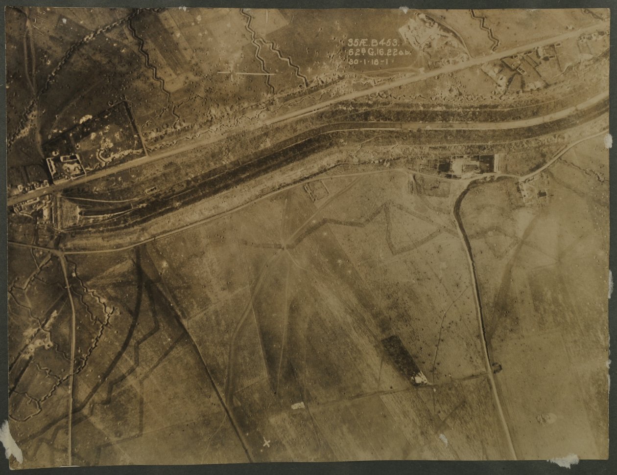 Luftfoto med skyttegrave fra WWI, 1918 af English Photographer