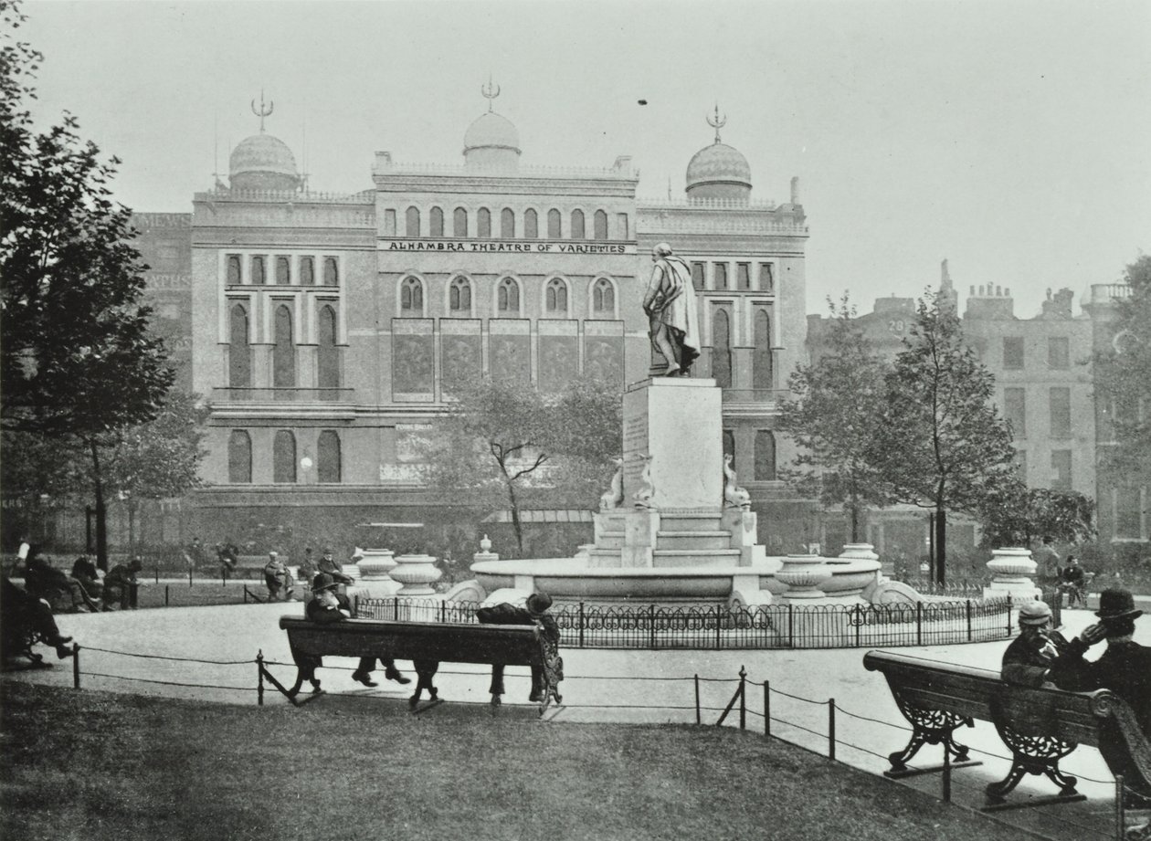 Alhambra, Leicester Square, Westminster LB: østsiden, 1895 af English Photographer