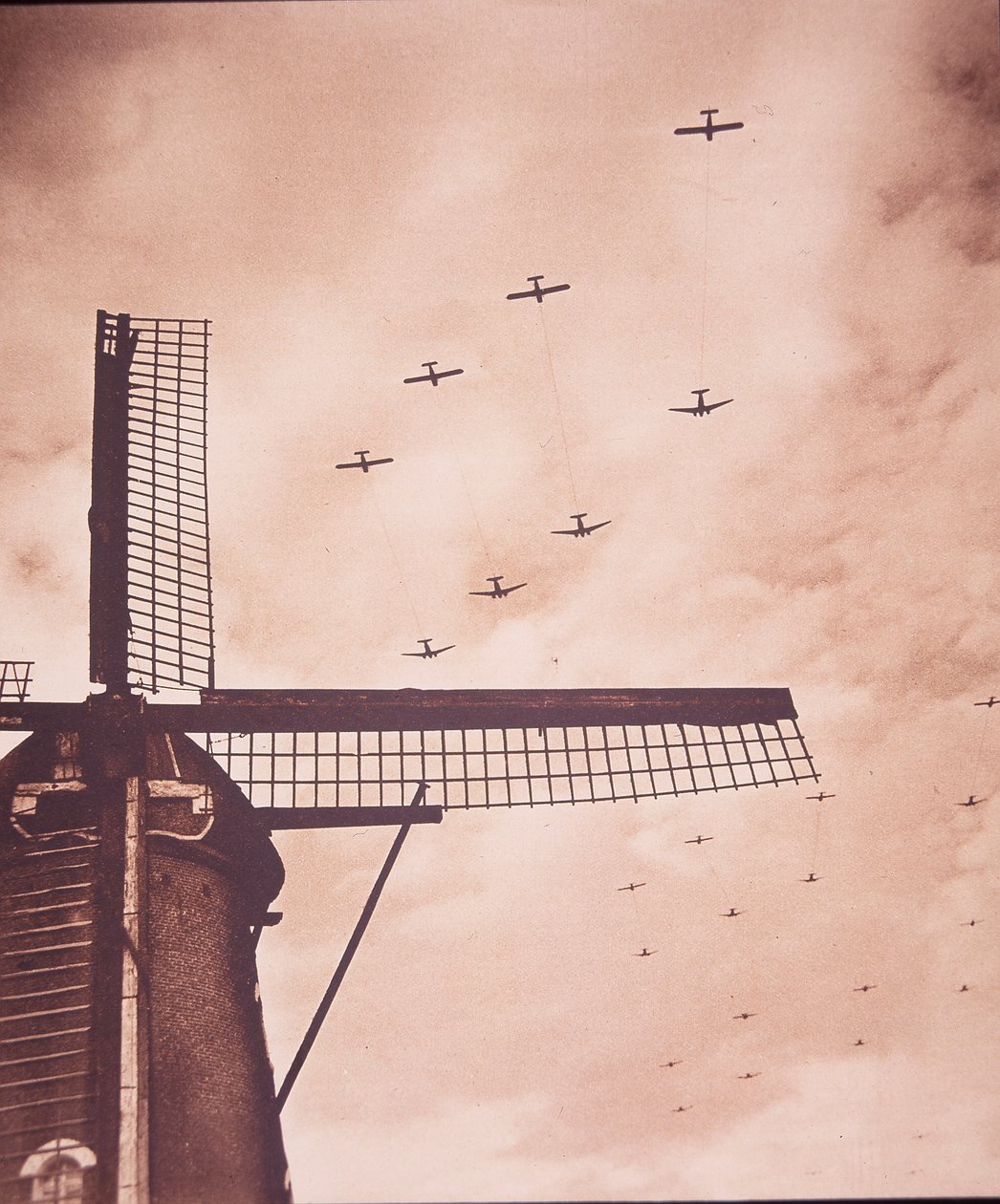 Allierede fly trækker svævefly med luftbårne tropper over Holland, Slaget ved Arnhem af English Photographer