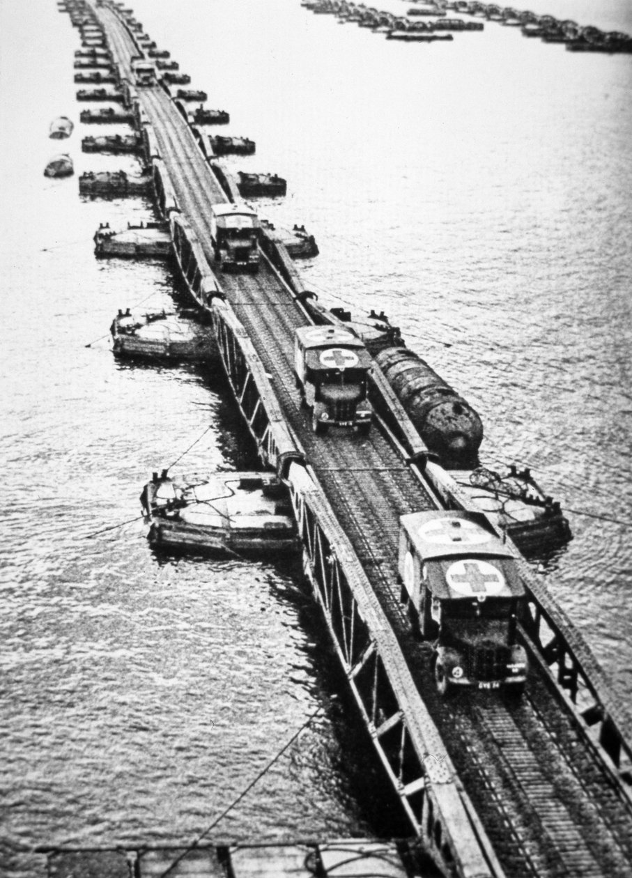 Ambulancer fra de allierede landgangsstyrker ved hjælp af en Mulberry Pier i Mulberry kunstige havn, der var blevet bugseret over kanalen, 6. juni 1944 (s/h foto) af English Photographer