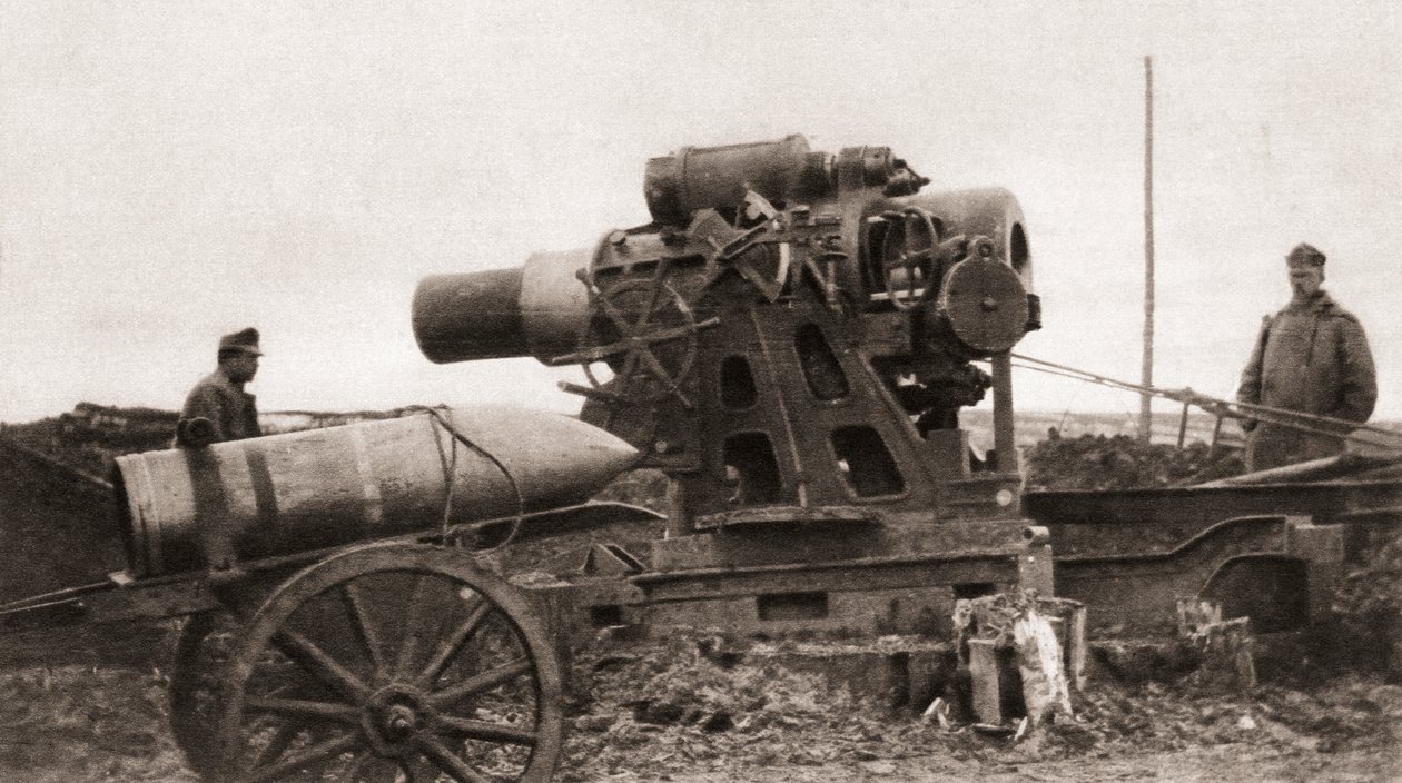 En østrigsk kæmpe belejringshaubits og dens skal, brugt under Første Verdenskrig, fra The Illustrated War News, 1915 af English Photographer