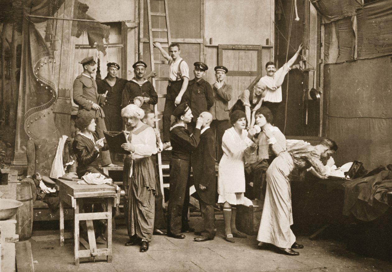 Behind the Scenes: Forberedelse til amatørteater, Handforth, illustration fra tyske fanger i Storbritannien (fotogravure) af English Photographer
