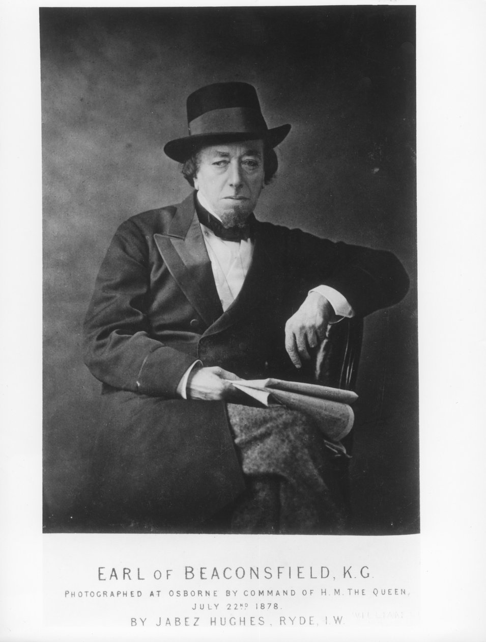 Benjamin Disraeli, 1. jarl af Beaconsfield (1804-81) fotograferet af Jabez Hughes i Osborne House, Isle of Wight af English Photographer