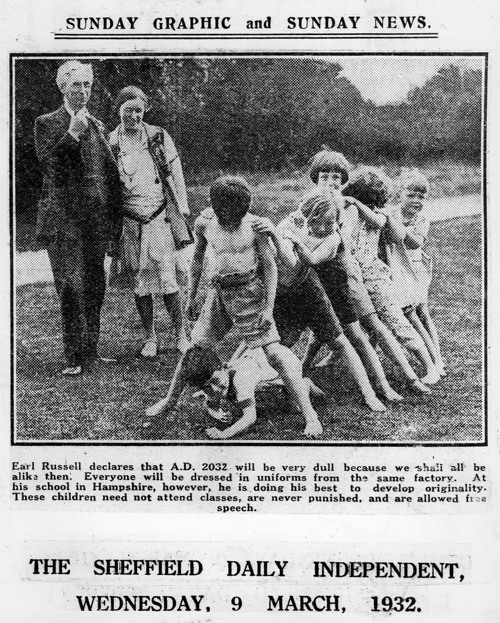 Bertrand Russell og hans kone Dora Black med elever fra deres Beacon Hill School, 1932 af English Photographer