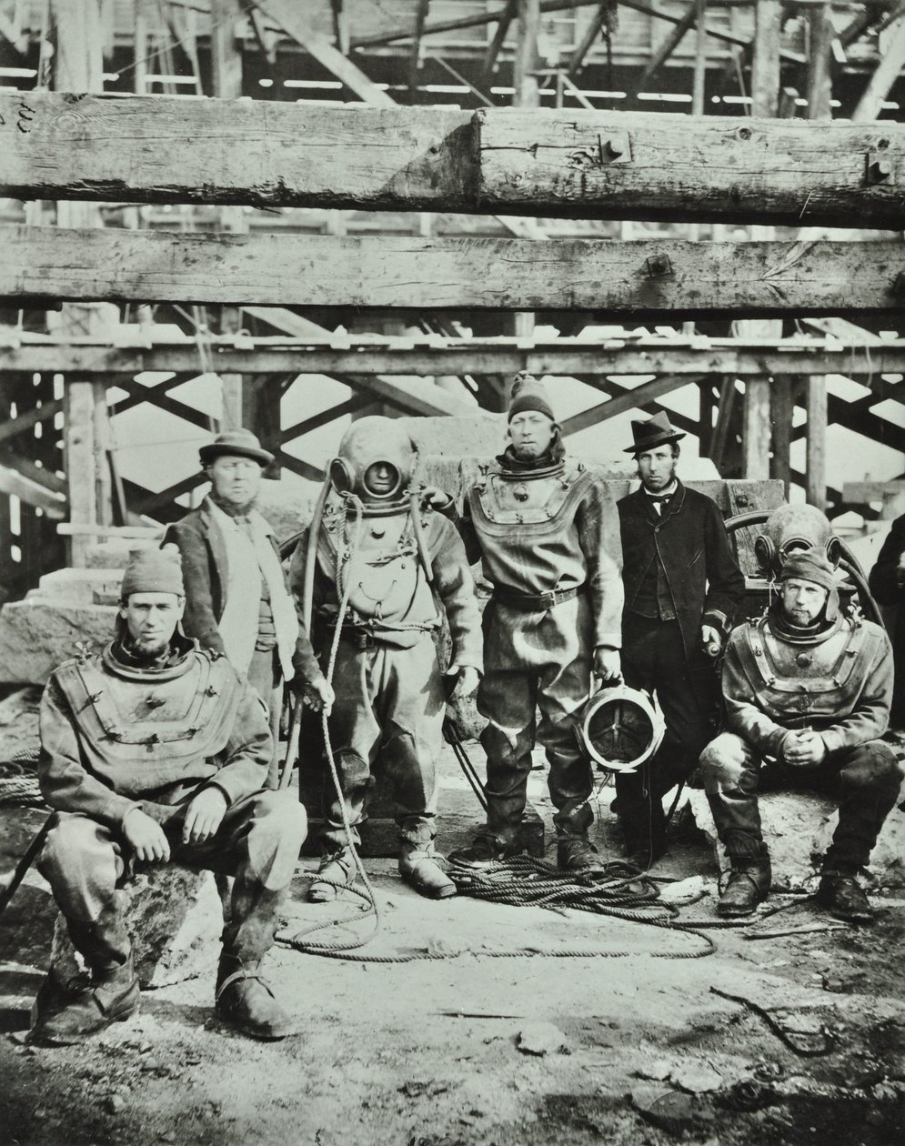 Blackfriars Bridge: bygningsarbejdere poserer med udstyr, 1869 af English Photographer