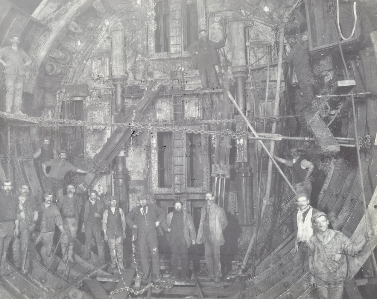 Blackwall Tunnel: en gruppe arbejdere står i luftslusen, 1894 af English Photographer