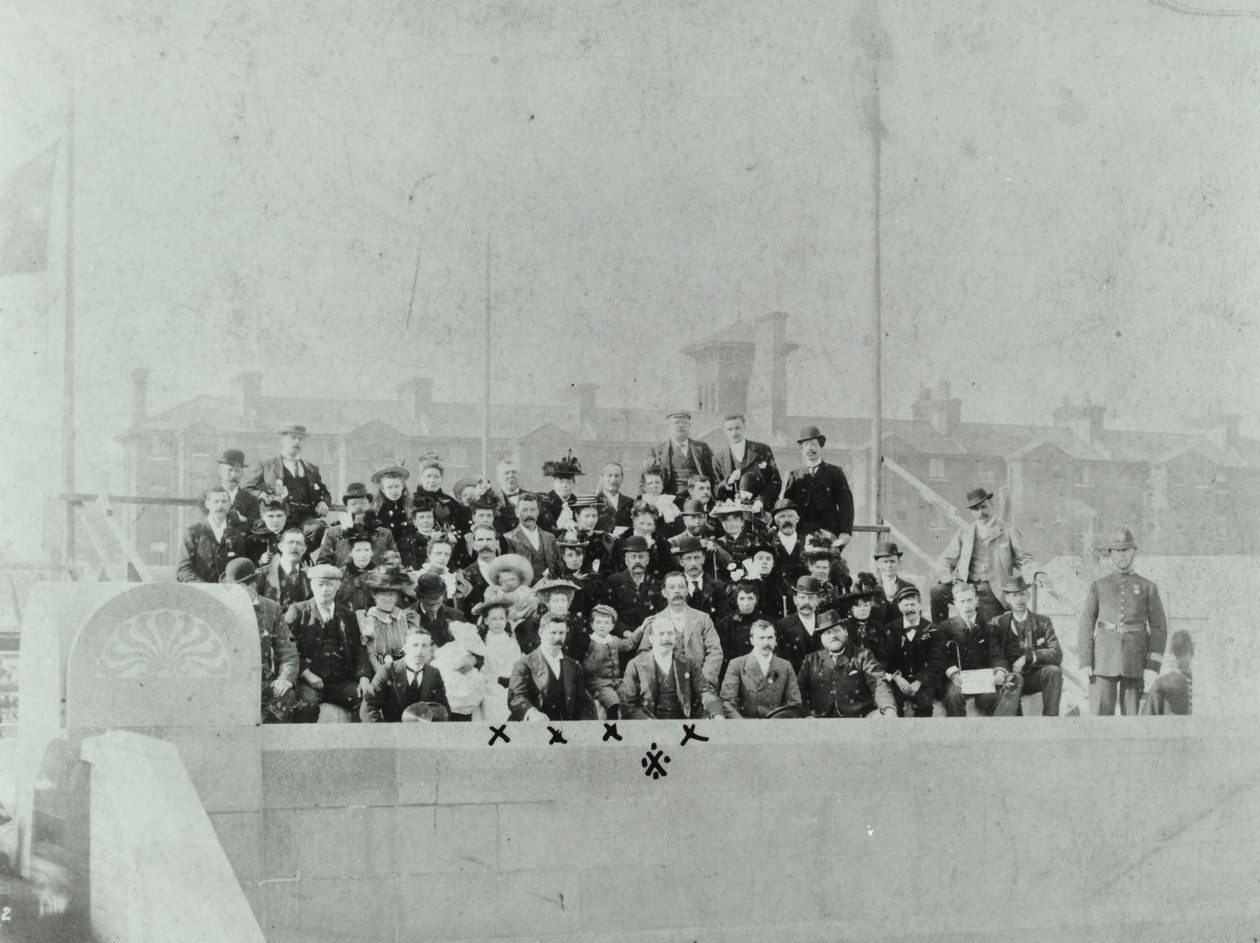 Blackwall Tunnel: publikum samlet ved åbningsceremonien, 1897 af English Photographer