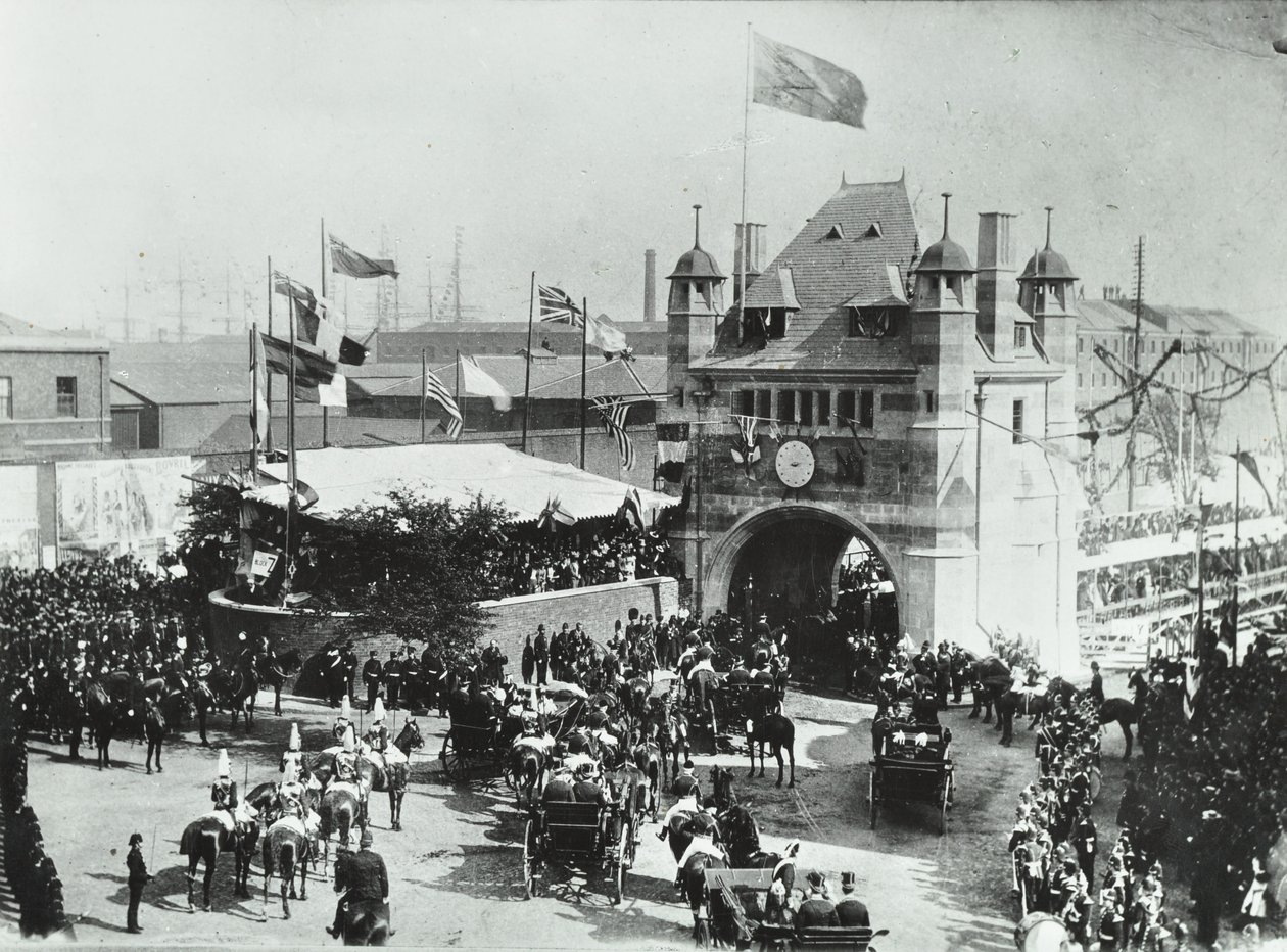 Blackwall Tunnel: hestetrukne vogne passerer gennem den ceremonielle indgang til tunnelen, 1897 af English Photographer