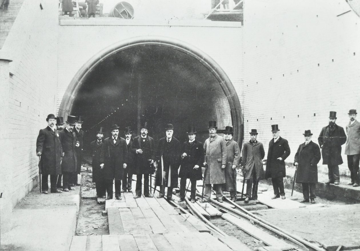 Blackwall Tunnel: inspektion af den undervandige del af dignitærer, 1895 af English Photographer