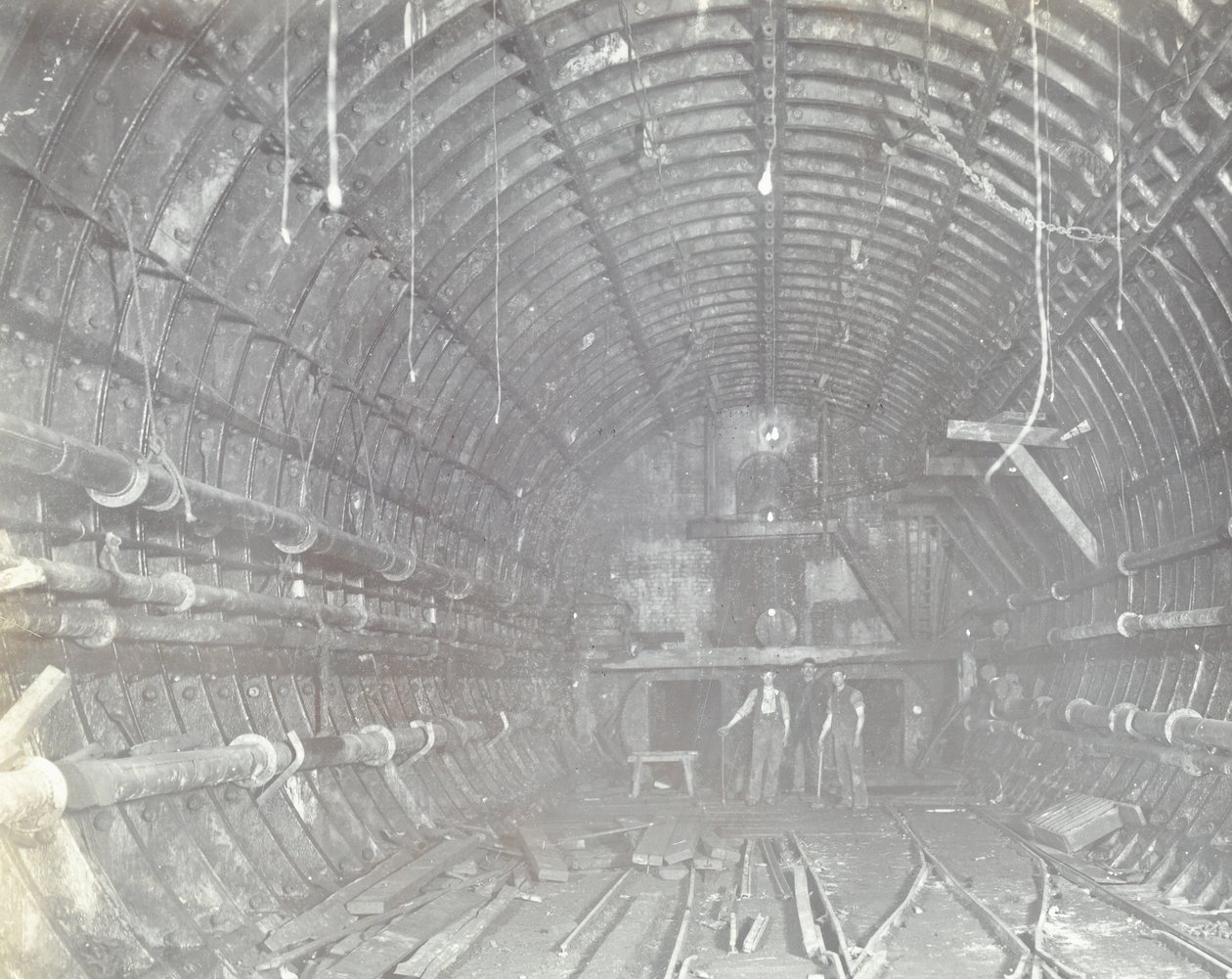 Blackwall Tunnel: to mænd står i luftslusen, 1894 af English Photographer