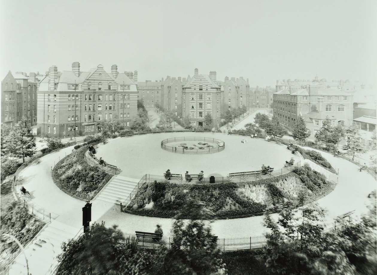 Boundary Estate: Arnold Circus, udsigt over offentlige haver og lejligheder, London af English Photographer