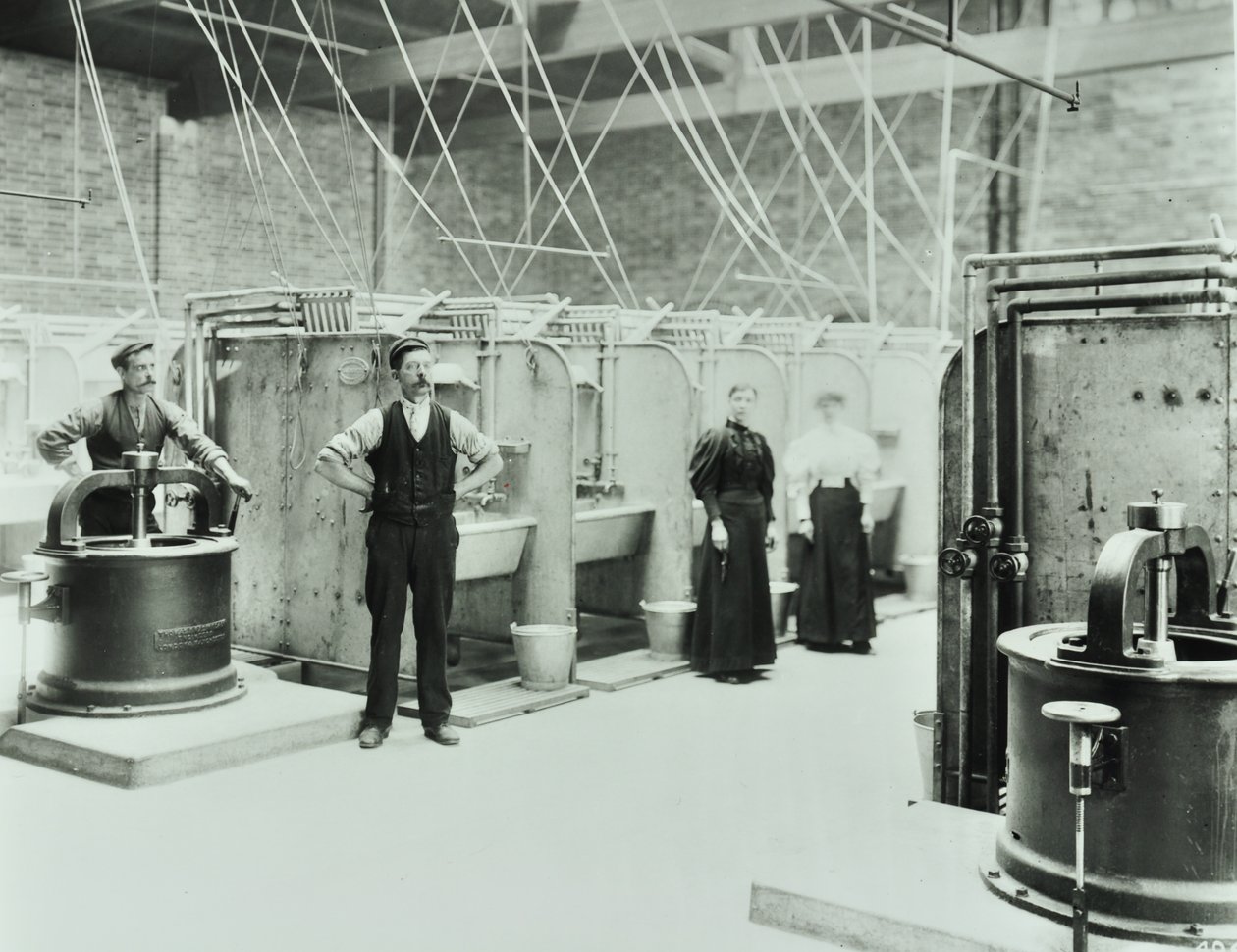 Boundary Street: interiør af vaskerum, folk, der arbejder med maskiner, London, 1897 af English Photographer