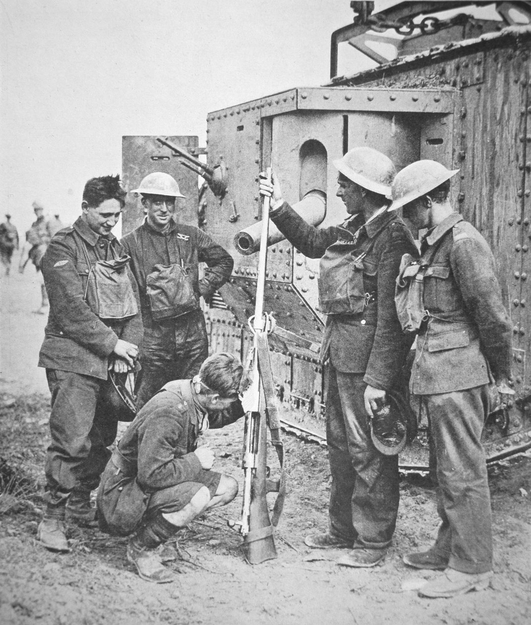 Britisk kampvognsbesætning inspicerer en tysk panserværnsriffel, som affyrede en patron fem tommer lang (s/h foto) af English Photographer