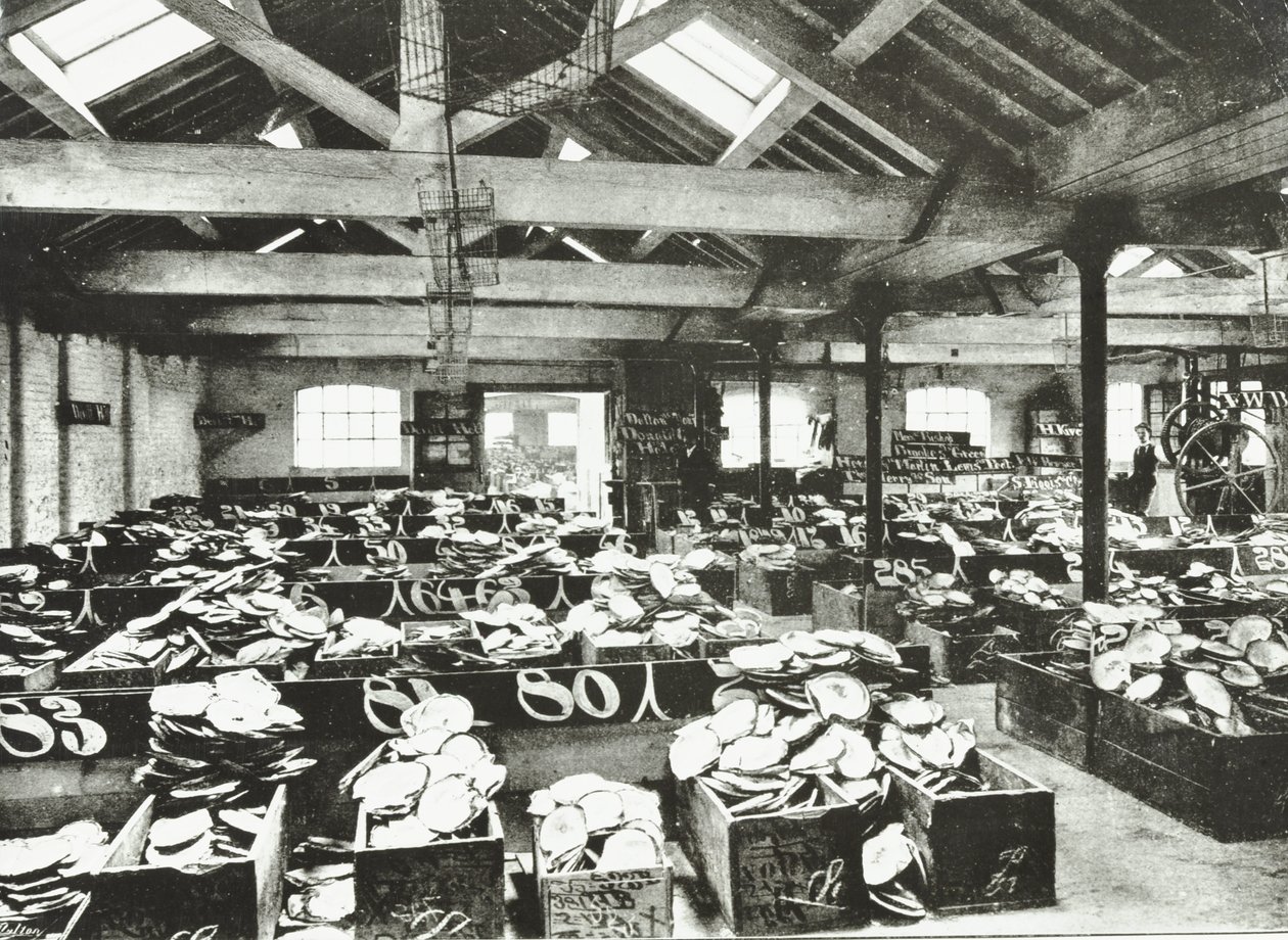Bull Wharf, indre af Shell Warehouse, London, 1890 af English Photographer