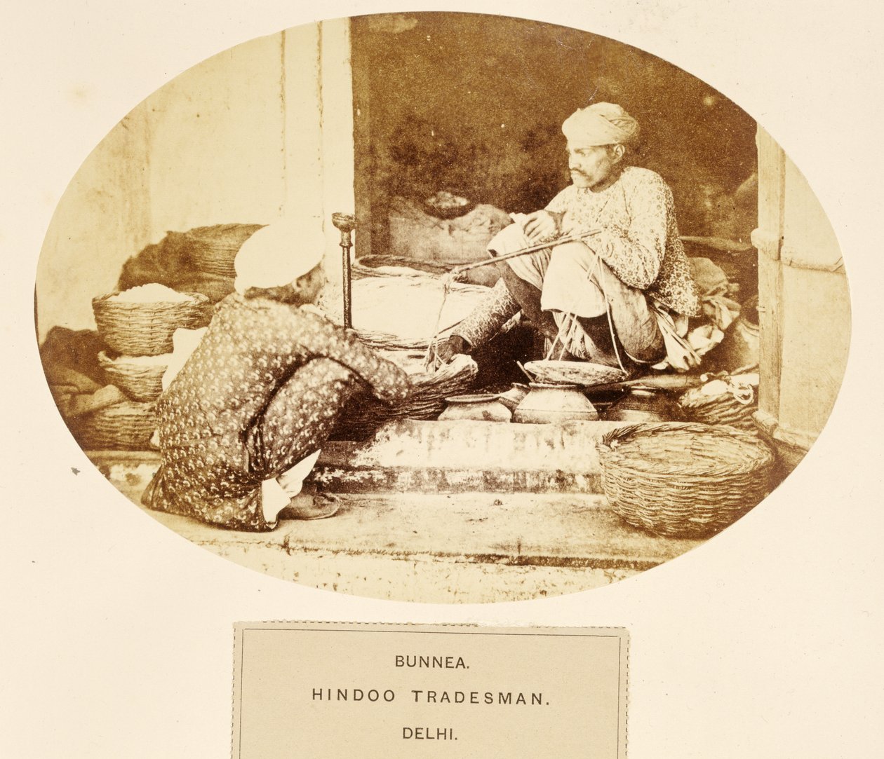 Bunnea, Hindu Tradesman, Delhi, fra The People of India, af J. Forbes Watson, udgivet 1868 (albumstryk) af English Photographer