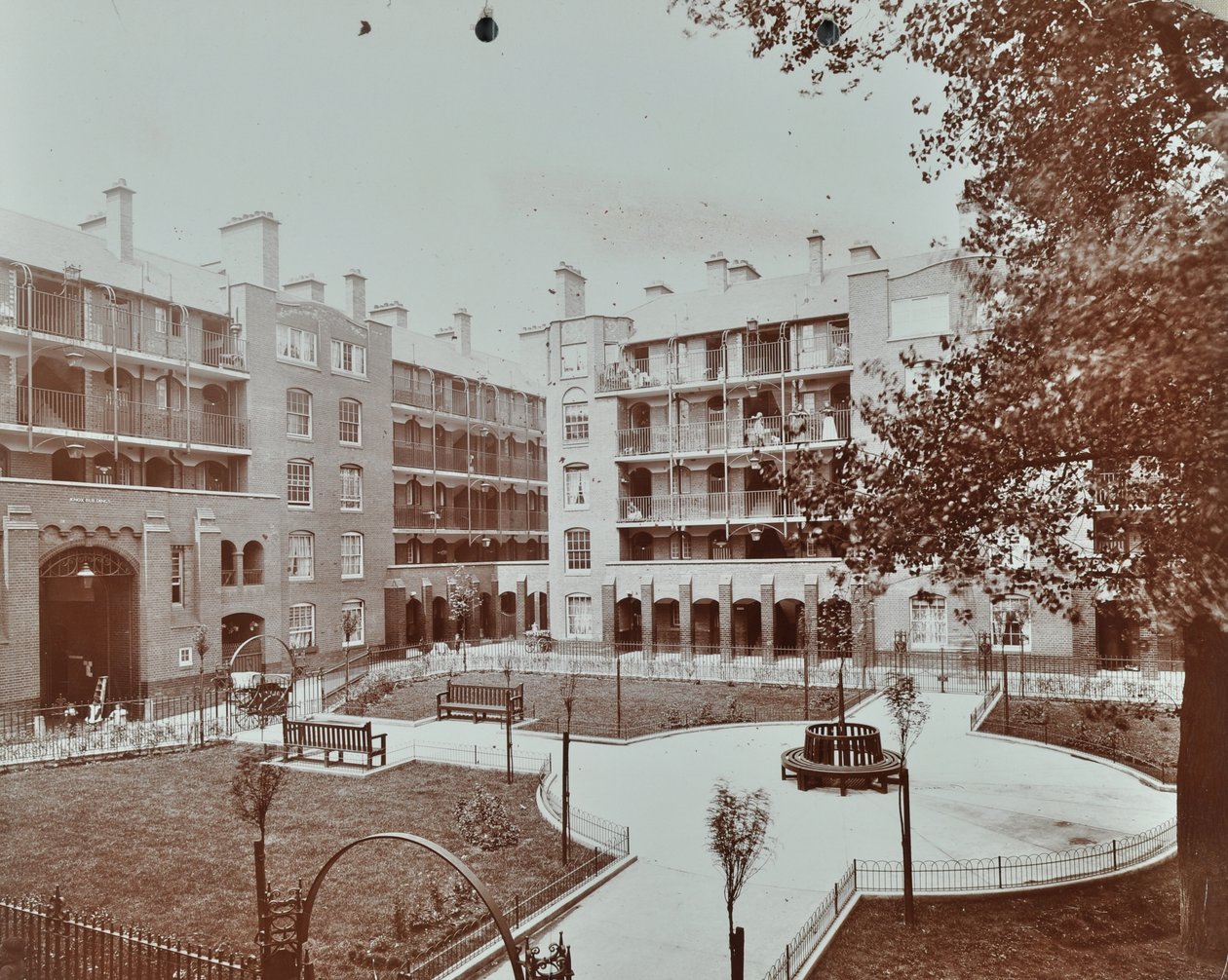 Caledonian Road Buildings: udsigt over gårdhave, haver og lejligheder, London af English Photographer