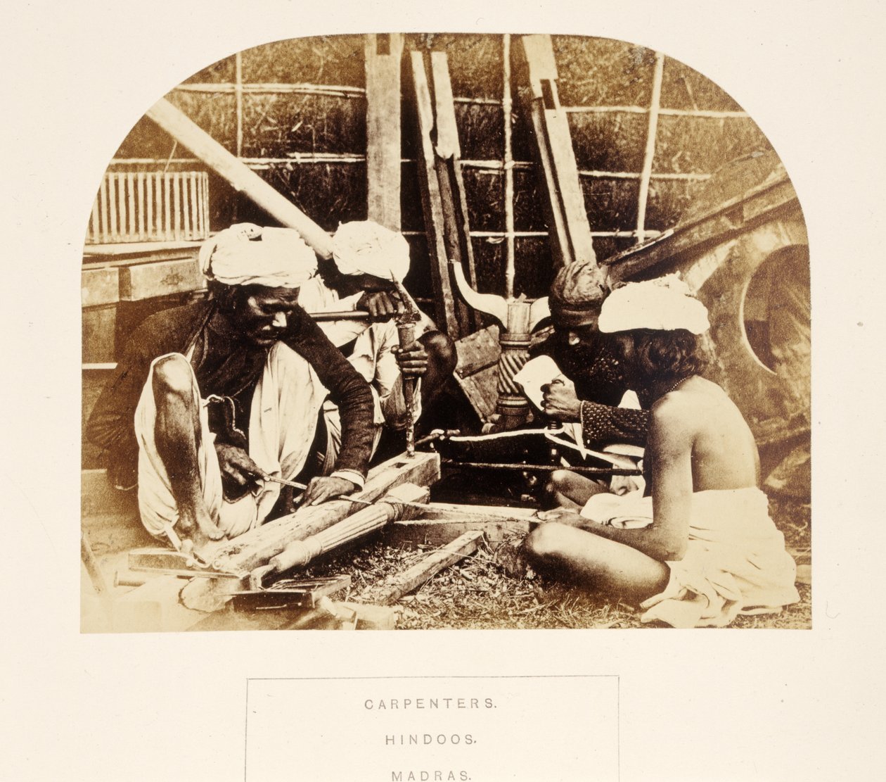Carpenters, Hindoos, Madras, fra The People of India, af J. Forbes Watson, udgivet 1868 (albummet tryk) af English Photographer
