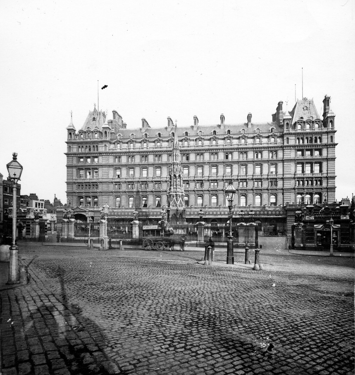 Charing Cross Station Hotel, ca. 1890 (fotografi) af English Photographer