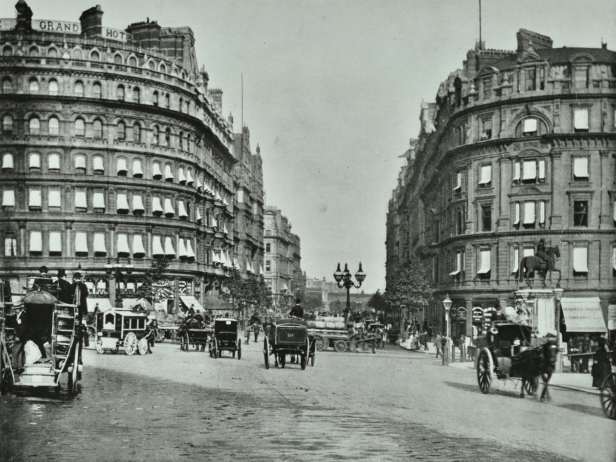 Charing Cross, Westminster LB: Northumberland Avenue fra Trafalgar Square og Charing Cross, 1890 af English Photographer