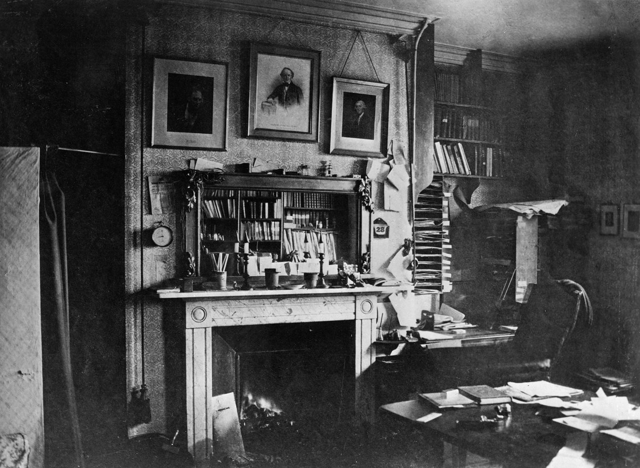 Charles Darwins studerer på Down House af English Photographer