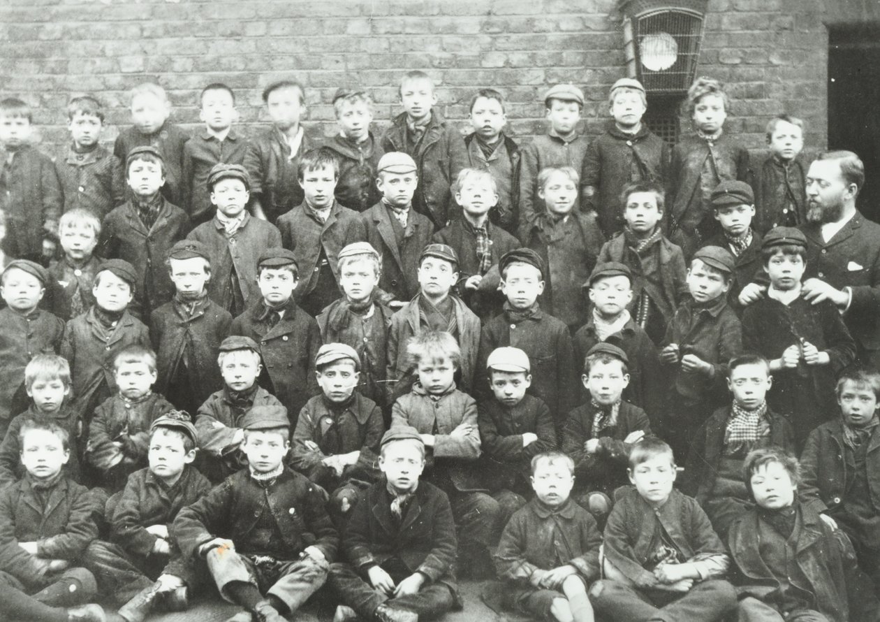 Chaucer Street School: drengegruppe, 1895 af English Photographer