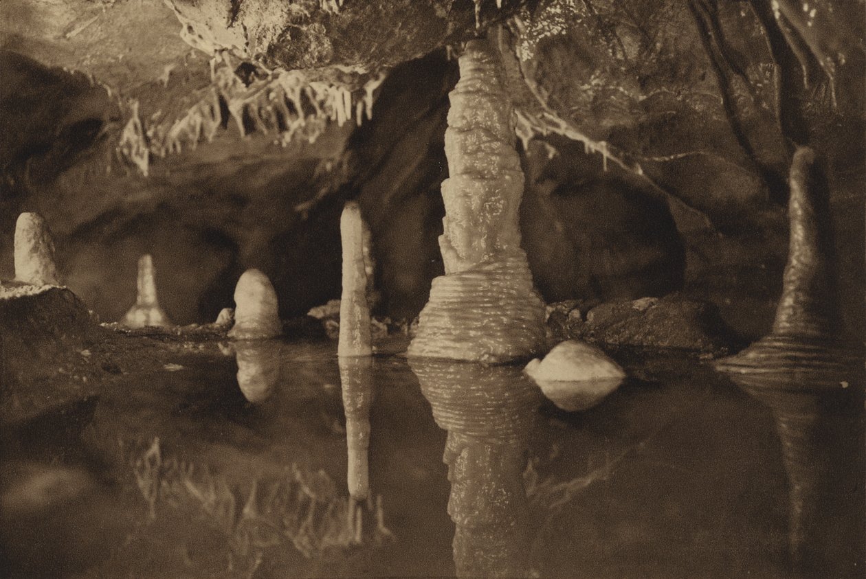 Cheddar-grotterne: Reflekterede stalagmitsøjler i ren hvid og rød (s/h-foto) af English Photographer