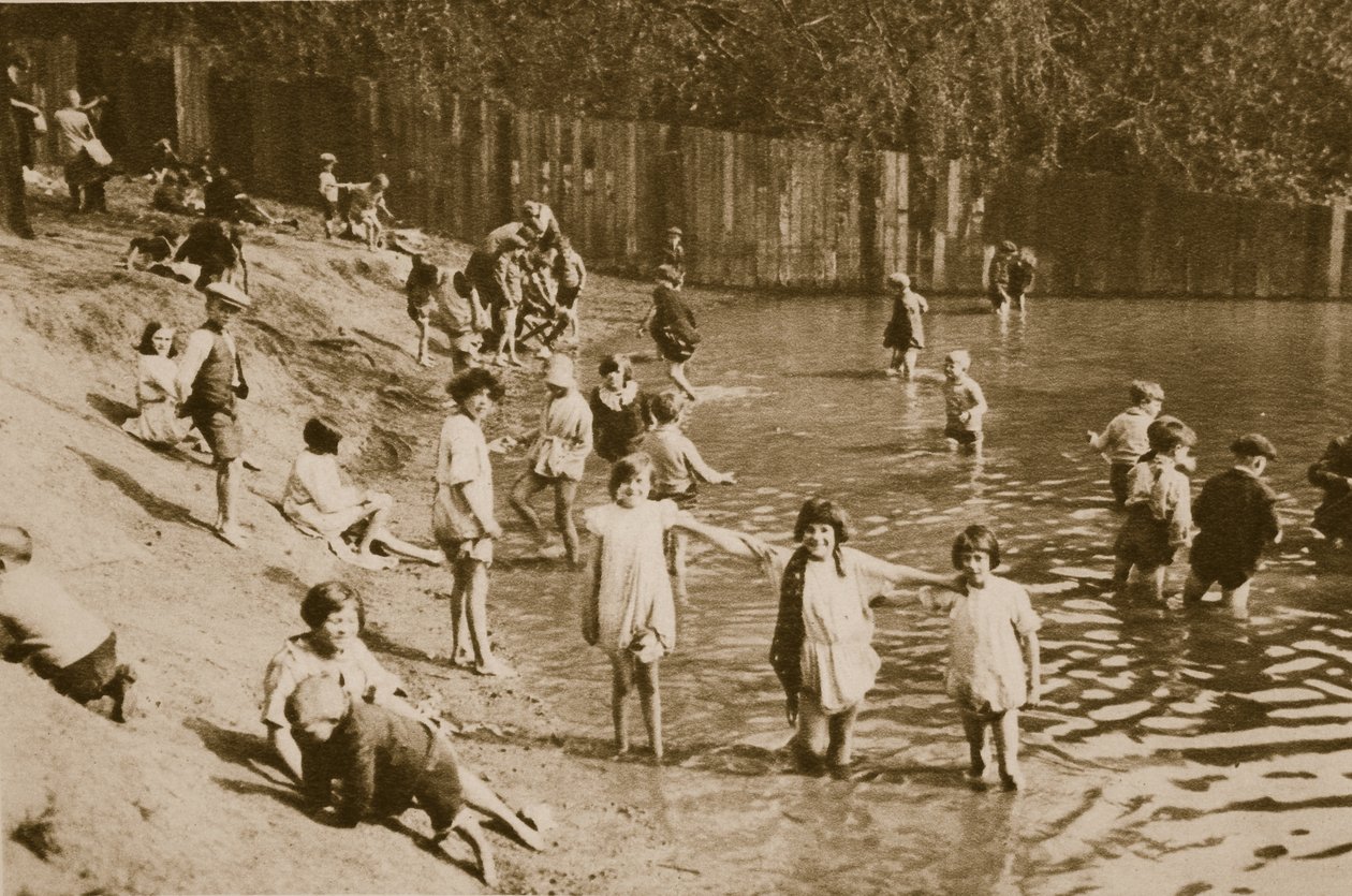 Børn leger i Hampstead dam (sepia foto) af English Photographer