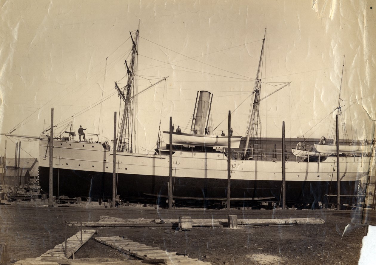 Kinesisk indtægtskrydser "Li Kin" eller hendes søsterskib "Kai Pan" på slip klar til lancering, 1888 af English Photographer