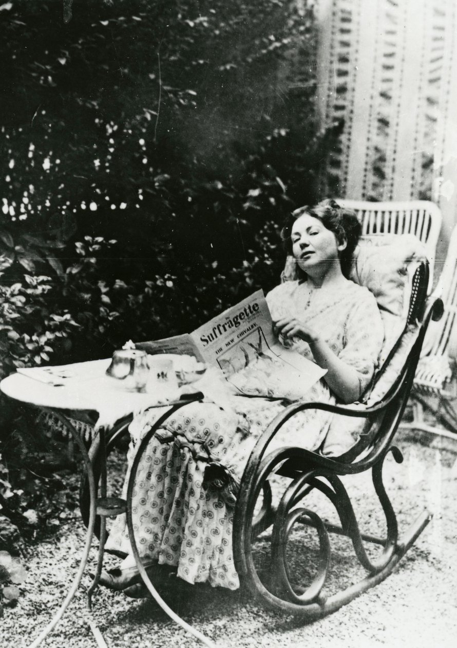 Christabel Pankhurst (1881-1969) læser en kopi af The Suffragette c.1905-14 af English Photographer