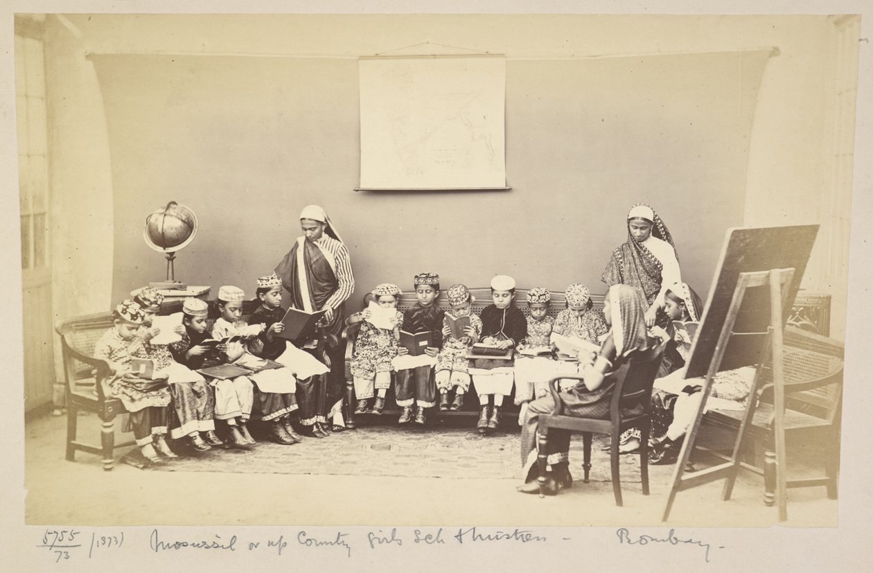 Klasse med elskerinde i en mofussil eller up-country pigeskole, Bombay, ca. 1873 (s/h-billede) af English Photographer