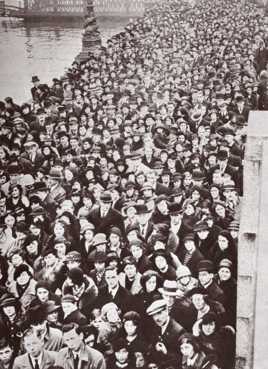 Folkemængder venter på adgang til Westminster Hall, under liggende i staten George V, 1936 af English Photographer