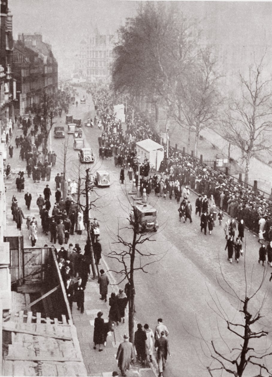 Folkemængder venter på adgang til Westminster Hall, under liggende i staten George V, 1936 af English Photographer