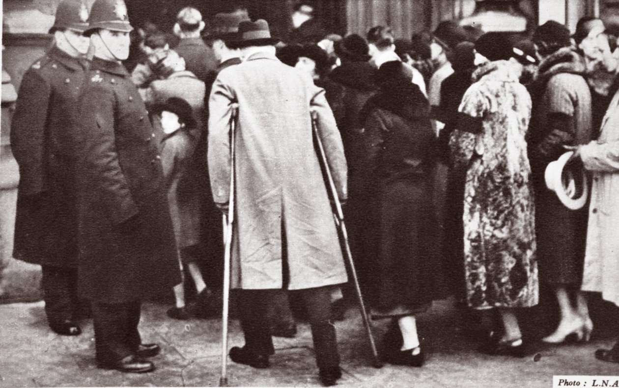 Folkemængder venter på adgang til Westminster Hall, under liggende i staten George V, 1936 af English Photographer