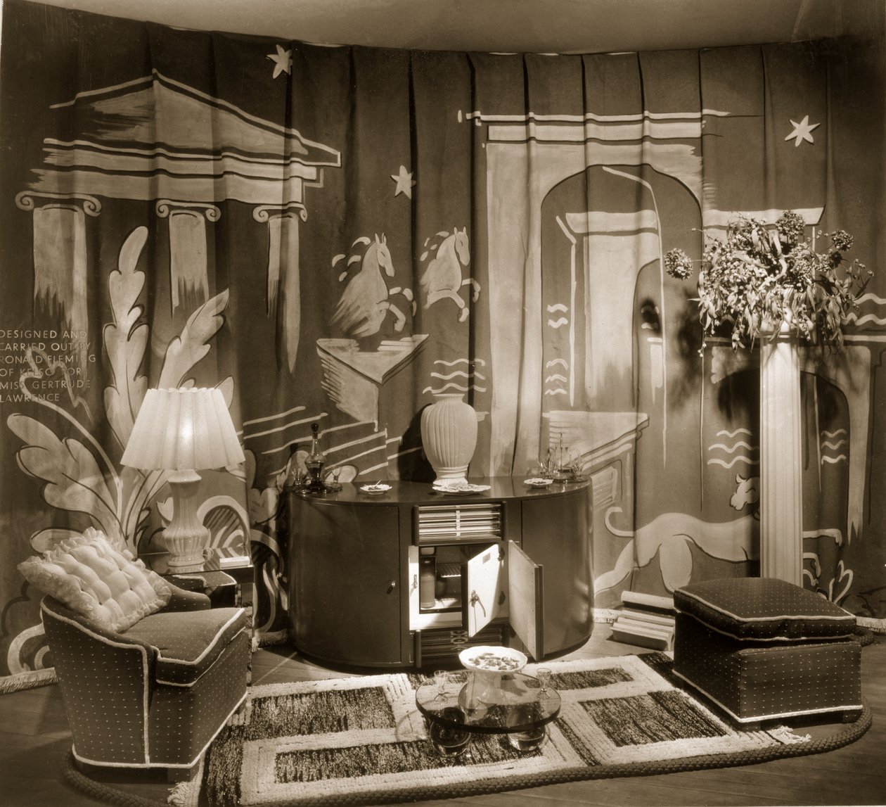 Dekorativ handelsstand i Dorland Hall med hængende tekstil, 1940