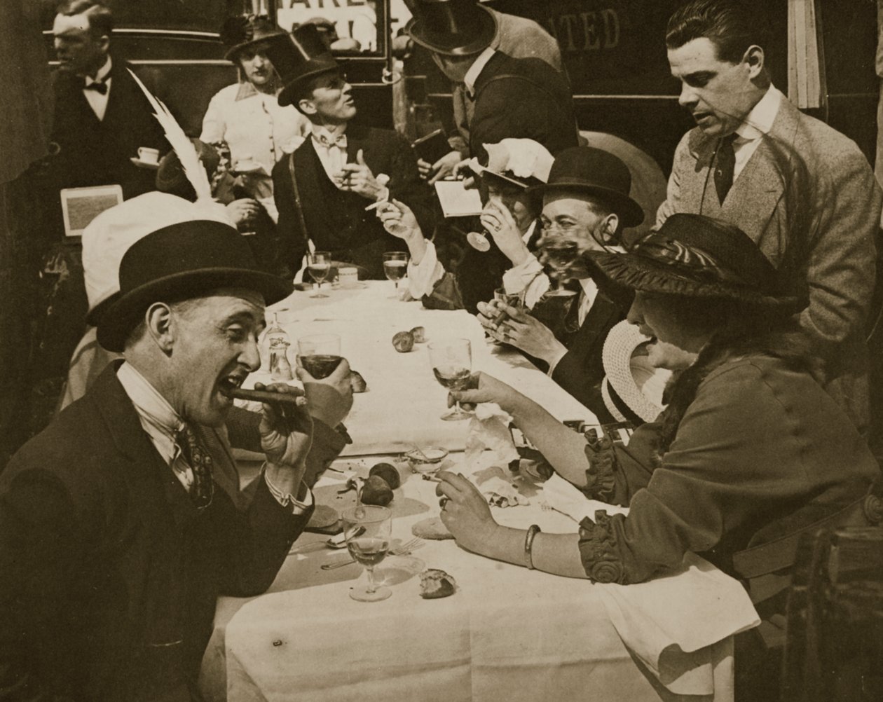 Derby Day frokostfest, trykt af Horace W. Nichols, ca. 1910 (fotogravure) af English Photographer