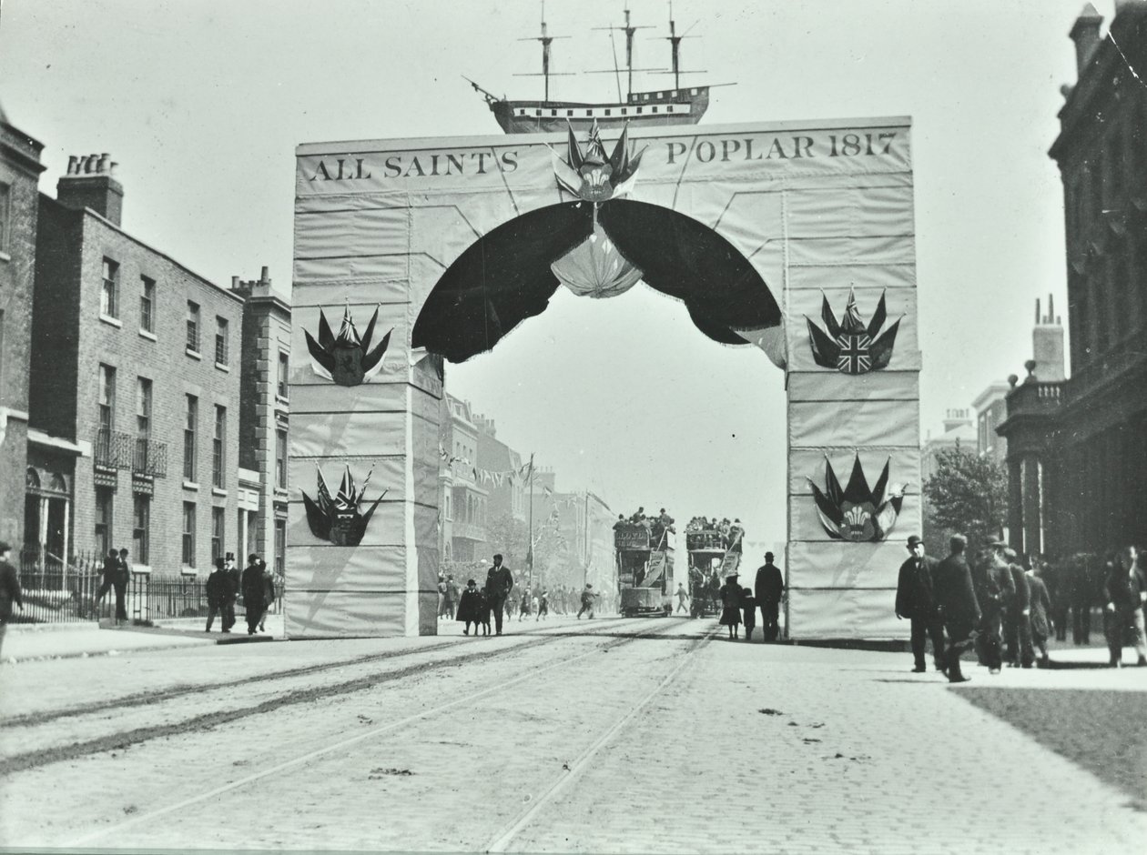 East India Dock Road: midlertidig buegang, Victoria Diamond Jubilee, 1897 af English Photographer