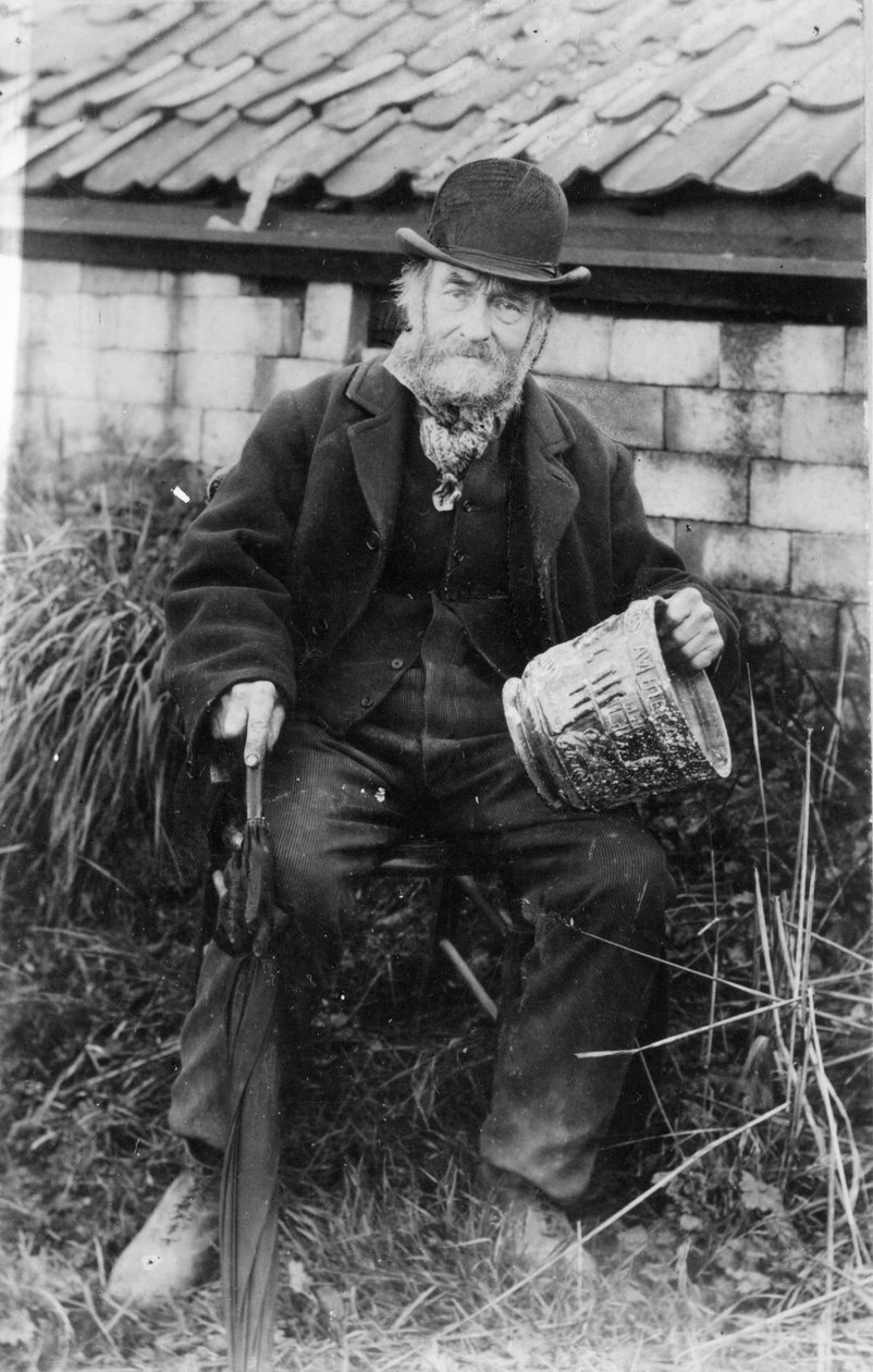 Edward Bingham med et af sine Castle Hedingham Ware-designs i hånden af English Photographer
