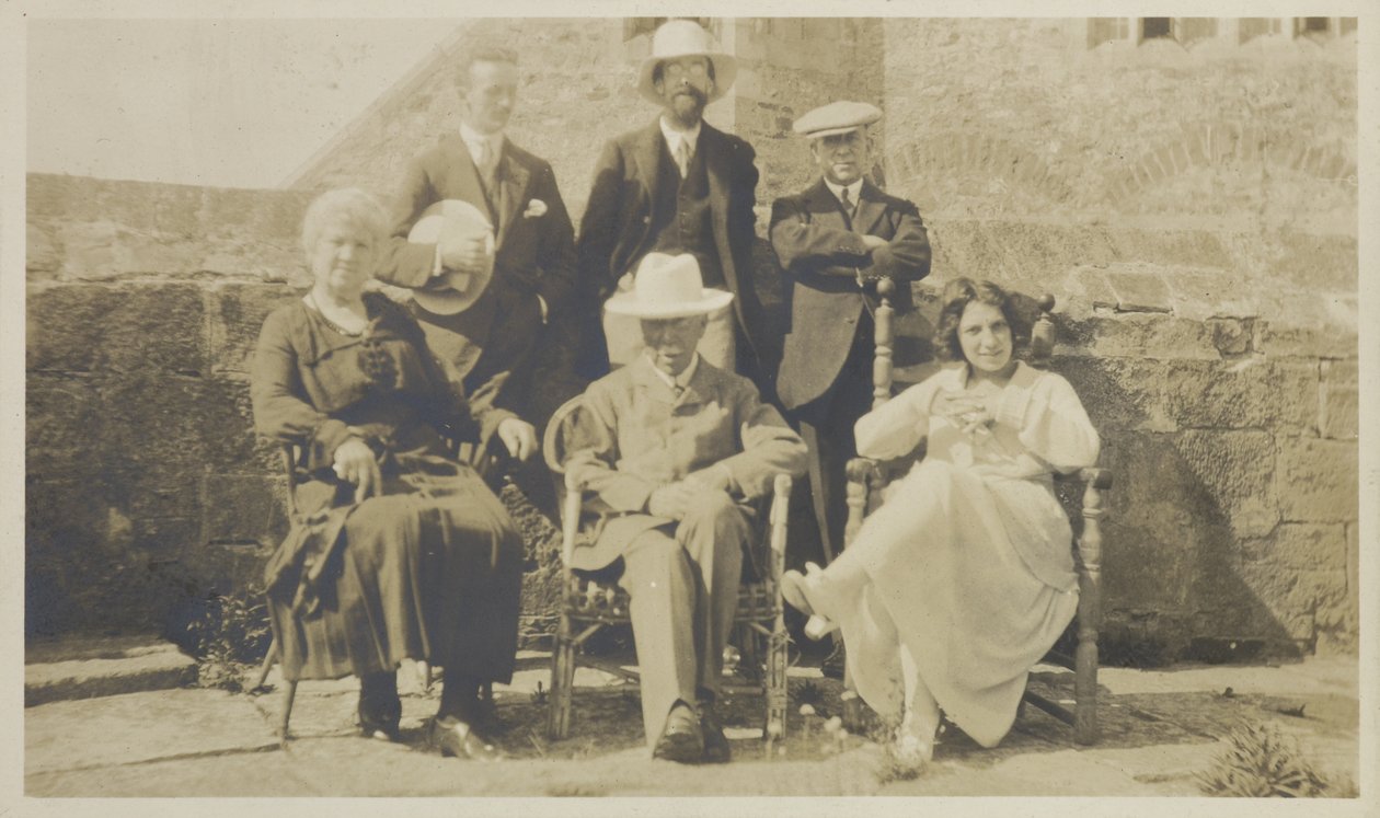 Edward Hudson and Friends, Lindisfarne, ca. 1918 (gelatinetryk) af English Photographer