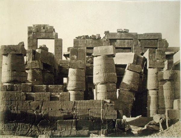 Udvendig udsigt over hypostilen af det store tempel i Karnak af English Photographer