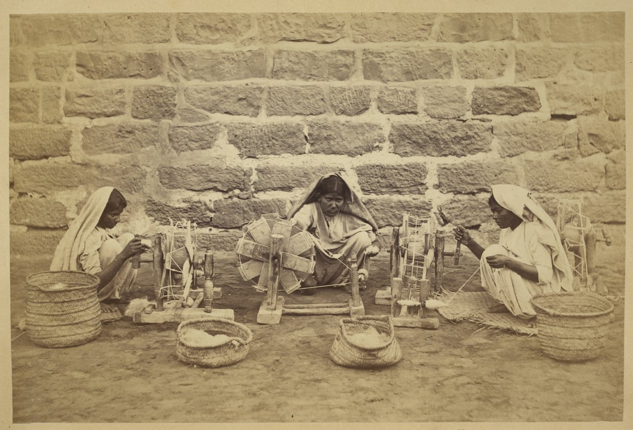 Kvindelige fanger vikler bomuld på snurrende hjul i Karachi-fængslet. Fotograf: Michie and Company c. 1873173 mm x 260 mm Archaeological Survey of India Samlinger: India Office Series (bind 52). af English Photographer